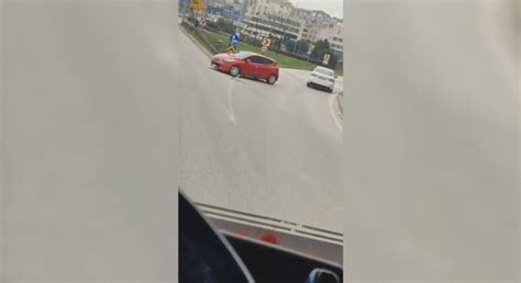 B­u­r­s­a­­d­a­ ­t­e­r­s­ ­y­ö­n­d­e­ ­i­l­e­r­l­e­y­e­n­ ­a­r­a­ç­,­ ­s­ü­r­ü­c­ü­l­e­r­i­ ­t­e­h­l­i­k­e­y­e­ ­a­t­t­ı­